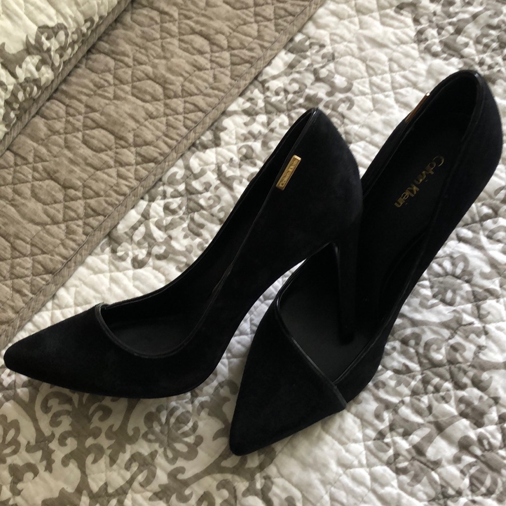 Calvin Klein suede pumps with black trim